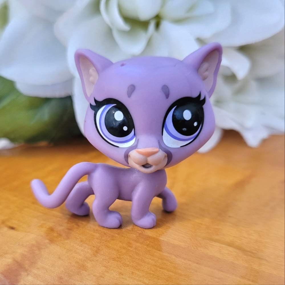 Littlest Pet Shop LPS #35 Purple Cat Sunny Cougar Purple Eyes